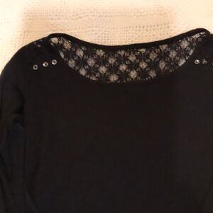 Express shirt with lacing at the top of the back and small buttons in the front